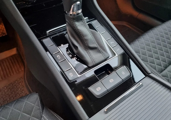 Skoda Superb cena 106899 przebieg: 72000, rok produkcji 2018 z Sosnowiec małe 742